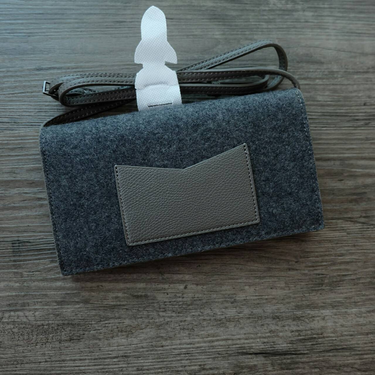 Charles & Keith Metallic Tip Wallet กระเป๋าสตางค์ใบยาว จะสะพาย หรือถอดสายถือเป็น cluth ก็ดูดีได้ค่ะ ภายในมีช่องซิป มีช่องใส่บัตรหลายช่อง และช่องใส่ธนบัตร ด้านหลังมีช่องใส่บัตรอีก 1 ช่องค่ะ มาพร้อมสายสะพายยาว สามารถถอด และปรับได้ 5 ระดับค่ะ