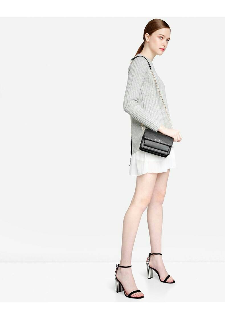 Charles & Keith Front Flap Crossbody Bag กระเป๋าสะพาย อยู่ทรง ขนาดกำลังดี วัสดุหนังลายคาเวียร์ ด้านในแบ่งเป็น 3 ช่องใหญ่ แยกเก็บของได้เป็นสัดส่วนค่ะ สายสะพายแบบโซ่ยาว 119 cm มีหนังรองบ่า สามารถถอดได้ค่ะ