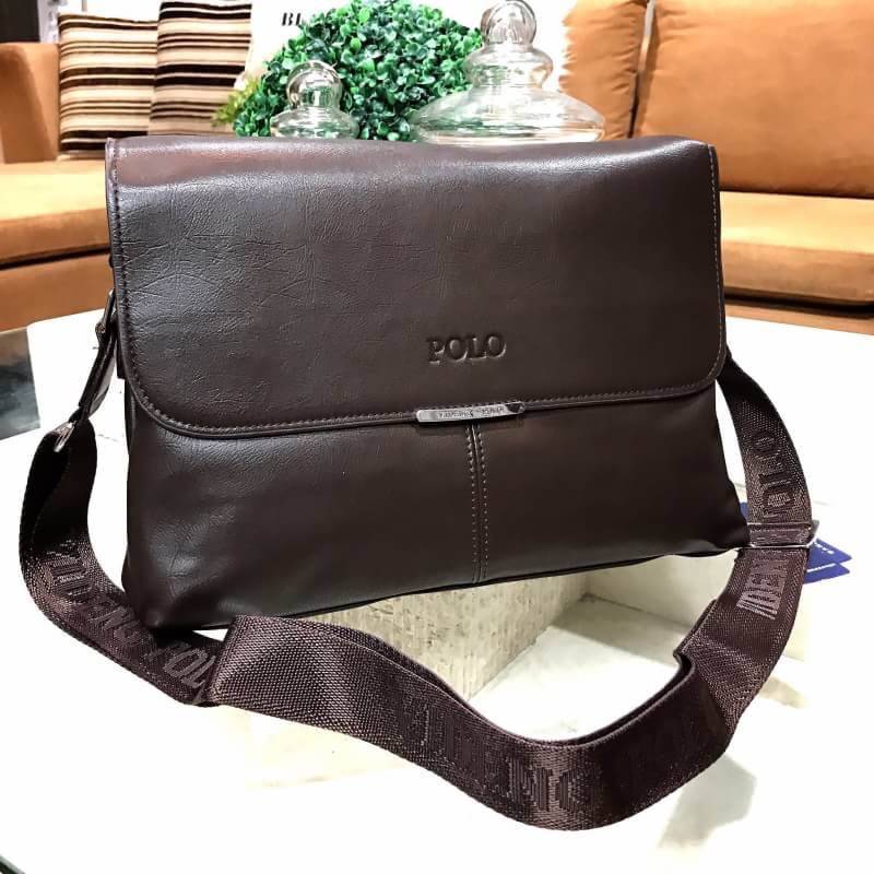 ใครที่พลาดรอบที่แล้ว รอบนี้ห้ามพลาดนะคะ! POLO MEN CROSSBODY BAG กระเป๋าสะพาย Limited Edition หนังนิ่มเรียบด้านในเป็นหนังกลับเปิดปิดด้วยฝาปิดแม่เหล็กซ่อนด้านในพร้อมซิปสะดวกใช้ ด้านหน้าปั้มโลโก้ ด้านหลังมีช่องซิป ขนาดกำลังดี น้ำหนักเบา ใส่เอกสาร A4 ipad กระ