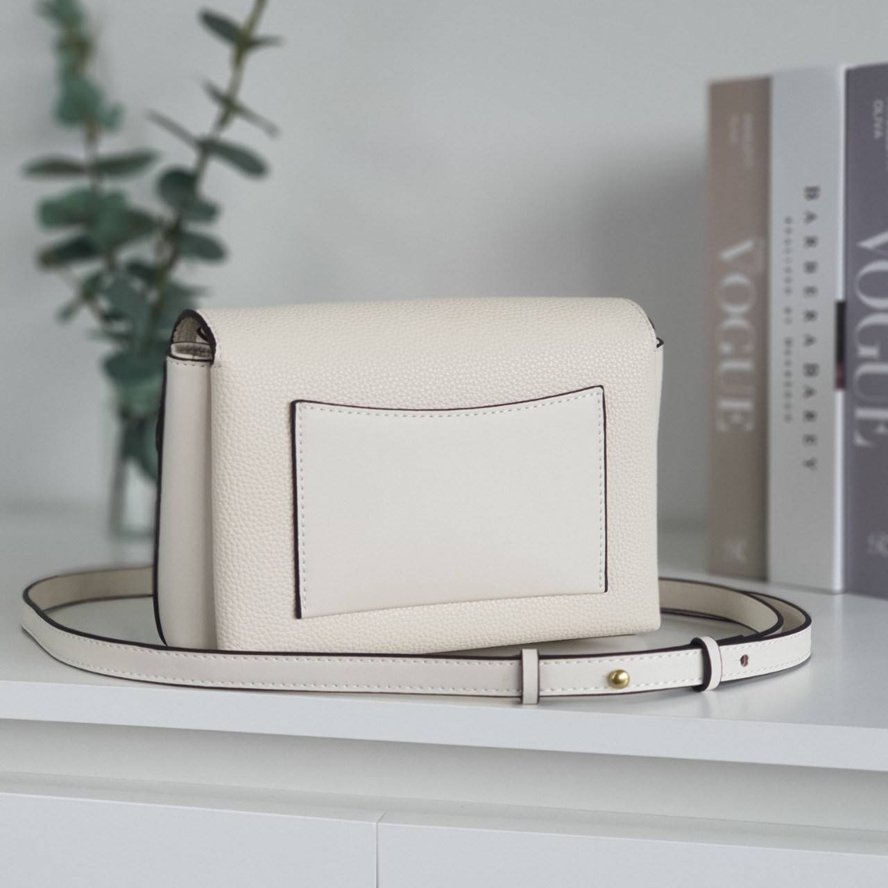 TORY BURCH CROSSBODY BAG กระเป๋าสะพายข้าง **หนังสวยมาก อะไหล่ทองวินเทจ ด้านหน้าประดับโลโก้แบรนด์ เปิดปิดด้วยตัวล็อคหมุน ภายในโล่งกว้างบุผ้าปั้มแบรนด์ มีช่องใส่ของ 3 ช่องใหญ่ พร้อมช่องซิปและที่เก็บบัตร มาพร้อมสายยาวถอด-ปรับระดับได้ ขนาดกำลังดี รีบคว้าด่วนค