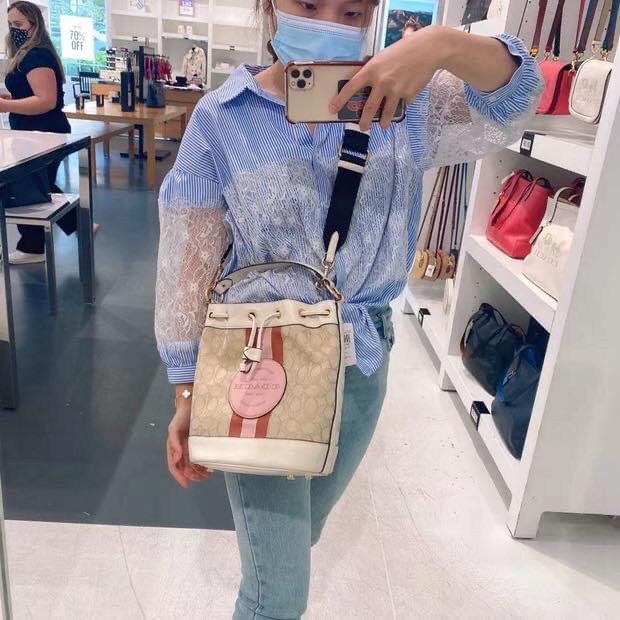สวยหรู ดูดีมากๆ บอกเลย ไม่มีคือพลาดจร้าา! COACH DEMPSEY DRAWSTRING BUCKET BAG ((C4100//C4102)) พร้อมส่งที่ไทยอีกครั้ง! กระเป๋าทรงขนมจีบ หนังแท้นิ่มสวยมากๆค่ะ จุดเด่นด้านหน้าปั้มโลโก้แบรนด์ ปากกระเป๋าแบบหูรูดใช้งานง่าย ภายในสามารถใส่ของจำเป็นในชีวิตประจำวั