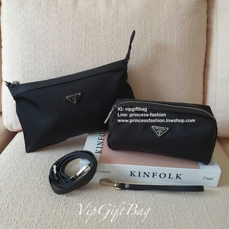 PRADA DUO SET CROSSBODY" ซื้อ 1 ได้ถึง 2 ใบ คุ้มมากค่ะ วัสดุทำจากผ้า Nylon อย่างหนา ใบใหญ่ มีสายหนังปรับได้3ระดับ เปิดปิดด้วยซิปภายในบุผ้าลายแบรนด์อย่างดี มีป้ายโลกะแบรนด์ ใส่กระเป๋าสตางค์ยาว มือถือ เครื่องสำอางค์ ได้สบายคะ ขนาดกะทัดรัด ไม่ใหญ่ไม่เล็