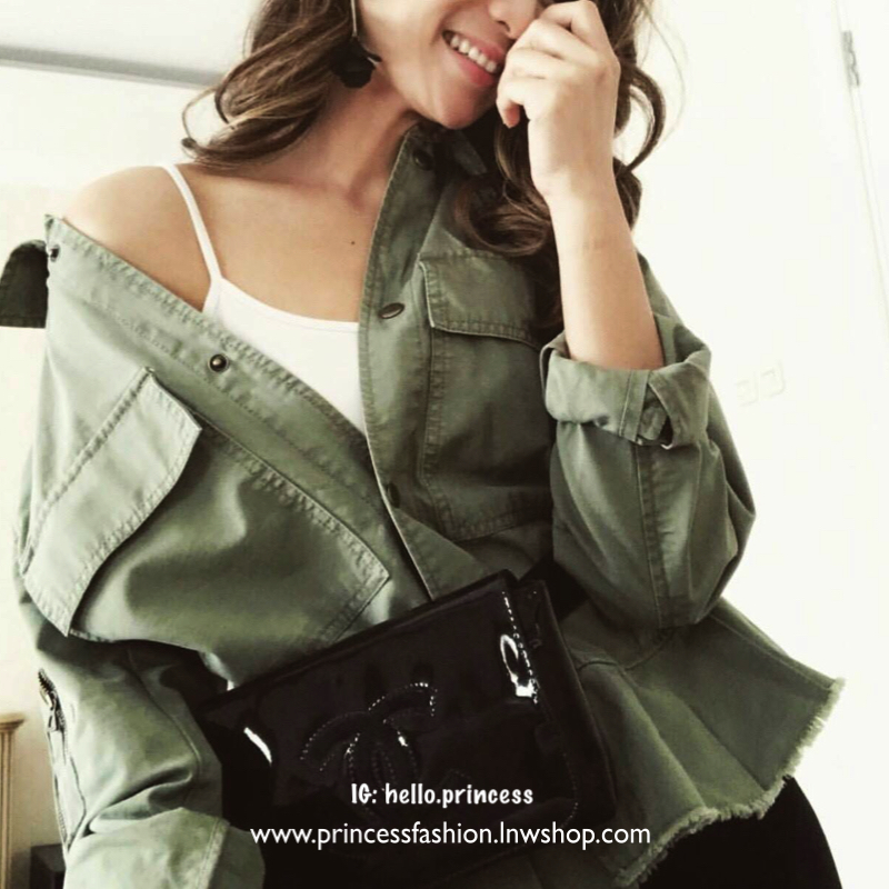 New Chanel Waist Bag Gift With Purchase (GWP) กระเป๋าสะพายคาดเอวหรือคาดอกพรีเมี่ยมกิ้ฟของแท้จาก Chanel Perfume Counter รุ่น Limited Edition วัสดุหนังเเก้วเรียบสวยอยู่ทรงลายมีโลโก้ด้านหน้า เปิดปิดด้วยฝาปิดกระดุมแม่เหล็ก ภายในโล่ง ซับในลายเเบรนด์ ใส่มือถือไ