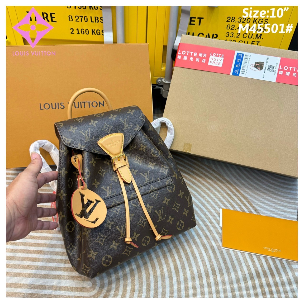 LV Montsouris PM Backpack กระเป๋าเป้ดีไซน์เรียบหรูเป็นเอกลักษณ์ จะถือหรือสะพายข้างก็สวยติดแกลม ขนาดกำลังสวยน่าใช้ตอบโจทย์แน่นอน