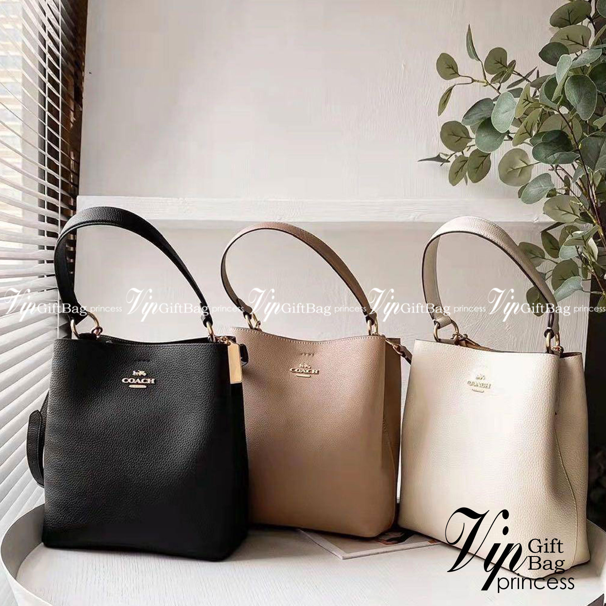 COACH 1011 SMALL TOWN BUCKET BAG รุ่นยอดนิยมใบเล็ก กระเป๋าทรงบัคเก็ต สีคลาสสิคเรียบหรู ตัดกับโลโก้สีทองดูโดดเด่น วัสดุหนัง pepble สวยคมทุกมุมจริงๆ!! เปิด-ปิดด้วยกระดุมแม่เหล็กทั้ง 2 ฝั่ง ภายในเป็นช่องโล่ง มาพร้อมสายสะพายปรับได้ตามตัว ขนาดใบนี้กำลังสวย สะพ