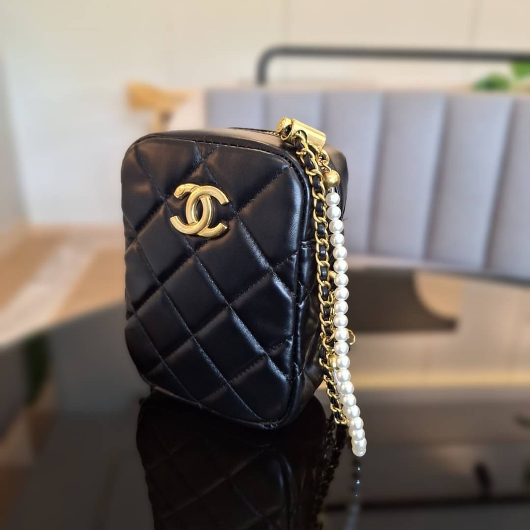 กระเป๋าสะพายข้างทรงยอดนิยม สวยหรู CHANEL VIP แบรนด์ดัง ตัวกระเป๋าหนังนิ่ม ขนาดกำลังน่ารัก อะไหล่ทองเข้มวินเทจ ด้านหน้าประดับโลโก้แบรนด์สีทอง