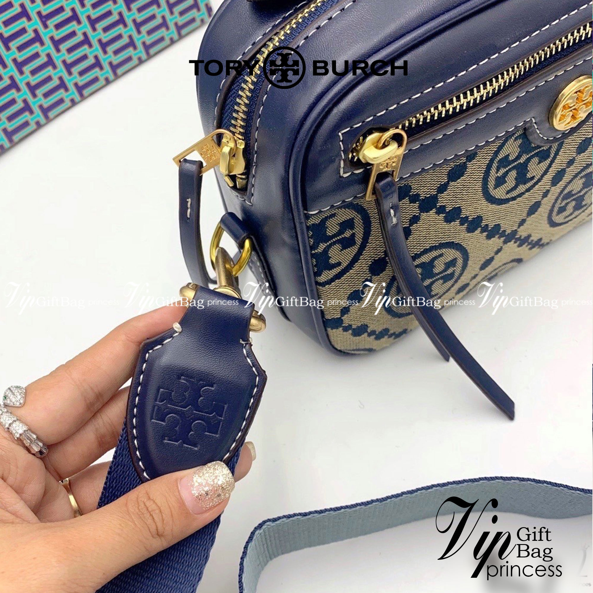 TORY BURCH T MONOGRAM JACQUARD CAMERA BAG กระเป๋าสะพาย Crossbody วัสดุหนังวัวแท้ การออกแบบเรียบง่าย ยังคงความหรูหราเอาไว้ โดดเด่นด้วยลวดลาย T Monogram มาพร้อมสายสะพายยาวแบบสปอร์ต ถอดออกได้ สายปรับระดับได้ ตอบสนองการใช้งานได้ดี มีหูหิ้วด้านบนสามารถใช้งานได
