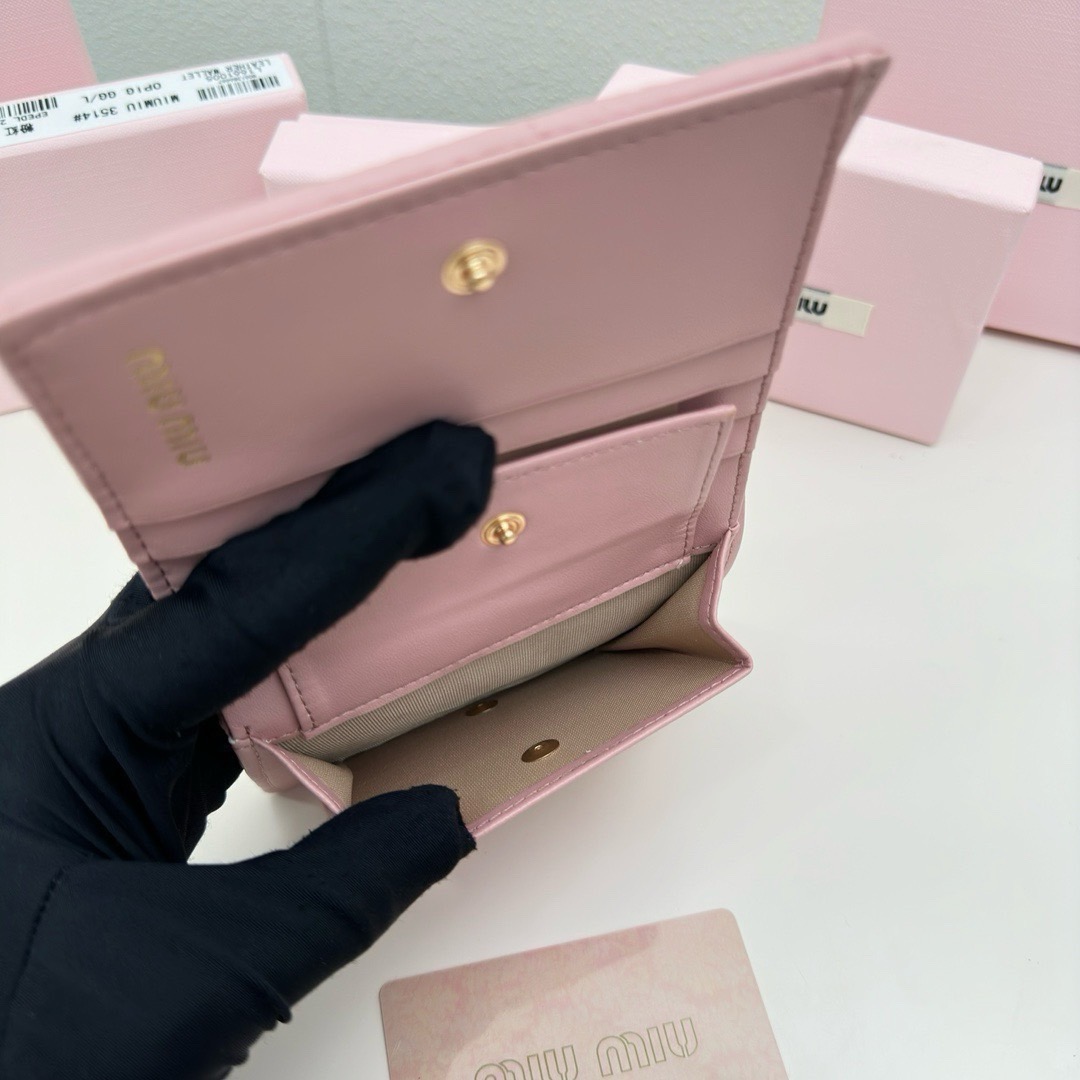 Miu Miu Small matelassé nappa leather wallet กระเป๋าสตางค์หนังแนปป้า ตกแต่งโลโก้หรูหราเป็นเอกลักษณ์