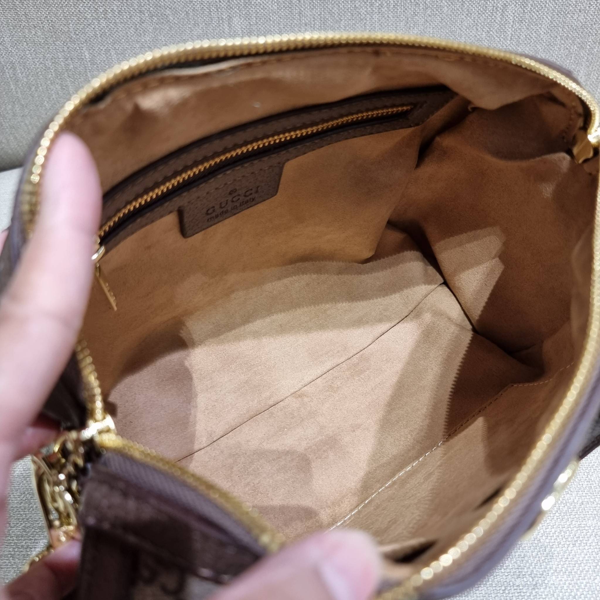 VIP 】GC CLASSIC DUFFLE BAG VIP GIFT กระเป๋าถือทรงหมอนสวยคลาสสิค สินค้าพิเศษจากเคาน์เตอร์ duty free แถมฟรี!! โบว์ผ้าลายแบรนด์ สำหรับตกแต่งหูกระเป๋า ผูกเป็นโบว์ หรือพันถนอมหูกระเป๋าก็ดูหรูมาก วัสดุหนังแคนวาส ดีไซน์แถบคาดโดดเด่น สวย หรู ใบจริงสวยมาก! เปิด-ปิ