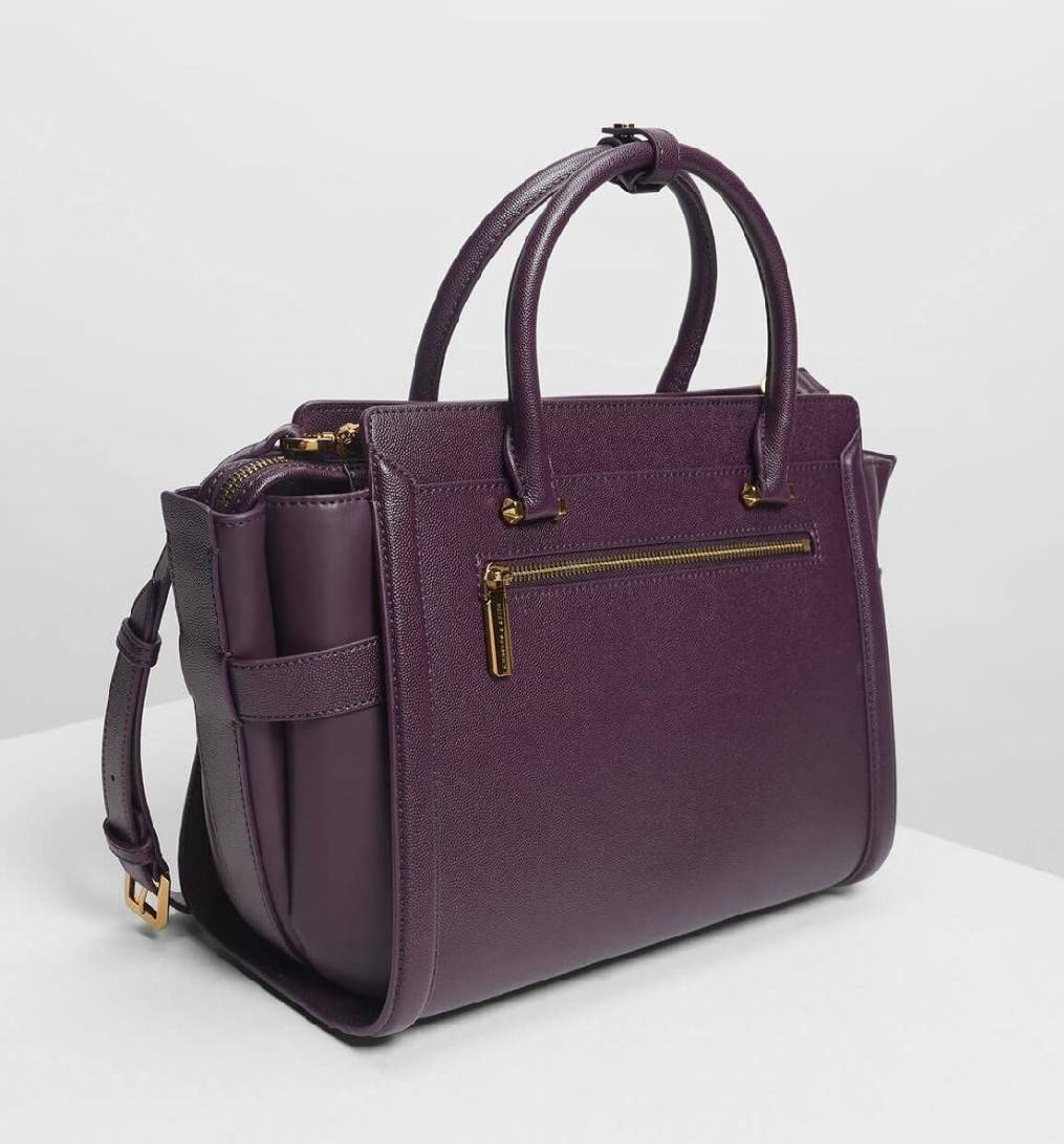 CHARLES & KEITH SAFFIANO TRAPEZE BAG กระเป๋าถือหรือสะพายรุ่นยอดนิยมดีไซน์สวยหรูวัสดุหนังคาเวียร์อยู่ทรง ด้านข้างเเต่งหนังช่องตัดดูมีดีเทล ด้านหน้ามีโลโก้ ด้านหลังมีช่องซิป เปิดปิดด้วยซิปหัวซิปแบรนด์ หูจับเเข็งแรง พับลงได้ พร้อมสายสะพายหนังปรับระดับได้ถอดไ