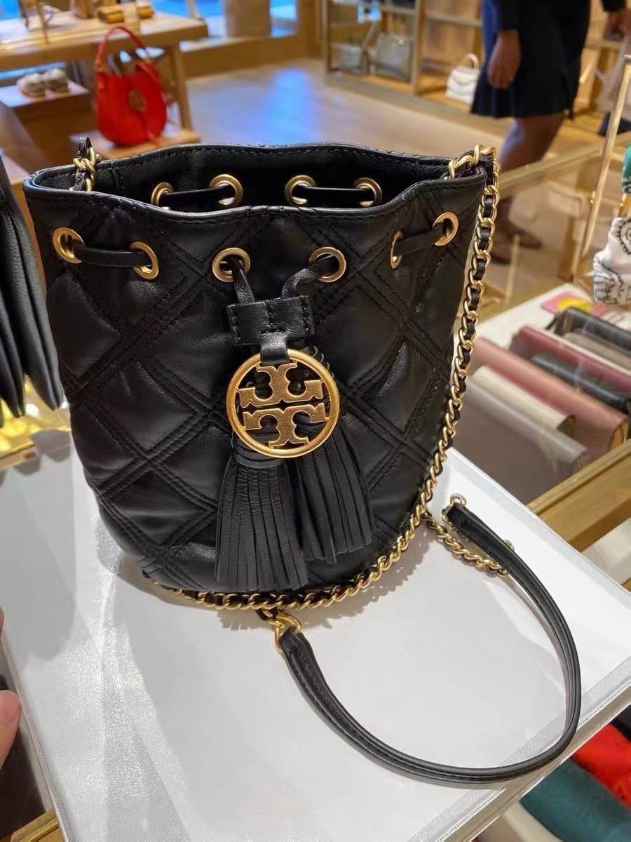 Tory Burch Fleming Soft Mini Bucket Bag กระเป๋าทรงขนมจีบขนาดมินิรุ่น Fleming ที่ตัดเย็บจากหนังแท้