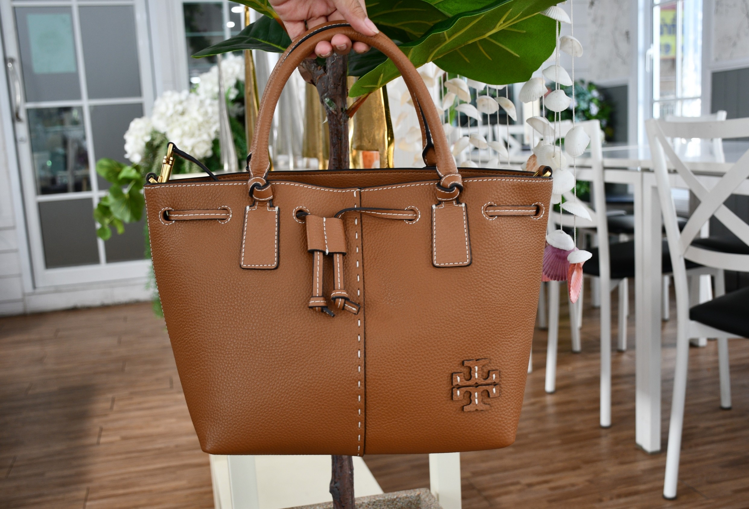 OUTLET 】TORY MCGRAW SMALL DRAWSTRING กระเป๋าถือหรือสะพายข้าง วัสดุหนังวัวแท้ อะไหล่ทอง เปิด-ปิดด้วยสายหนังรูด จะถือหรือสะพายข้างได้Crossbodyได้ น้ำหนักเบาจุของได้เยอะ ด้านหน้าประดับโลโก้แบรนด์ ด้านในมีช่องเล็กสำหรับใส่บัตรใส่ตังค์ได้ มีสายยาว ปรับสายได้ ถ