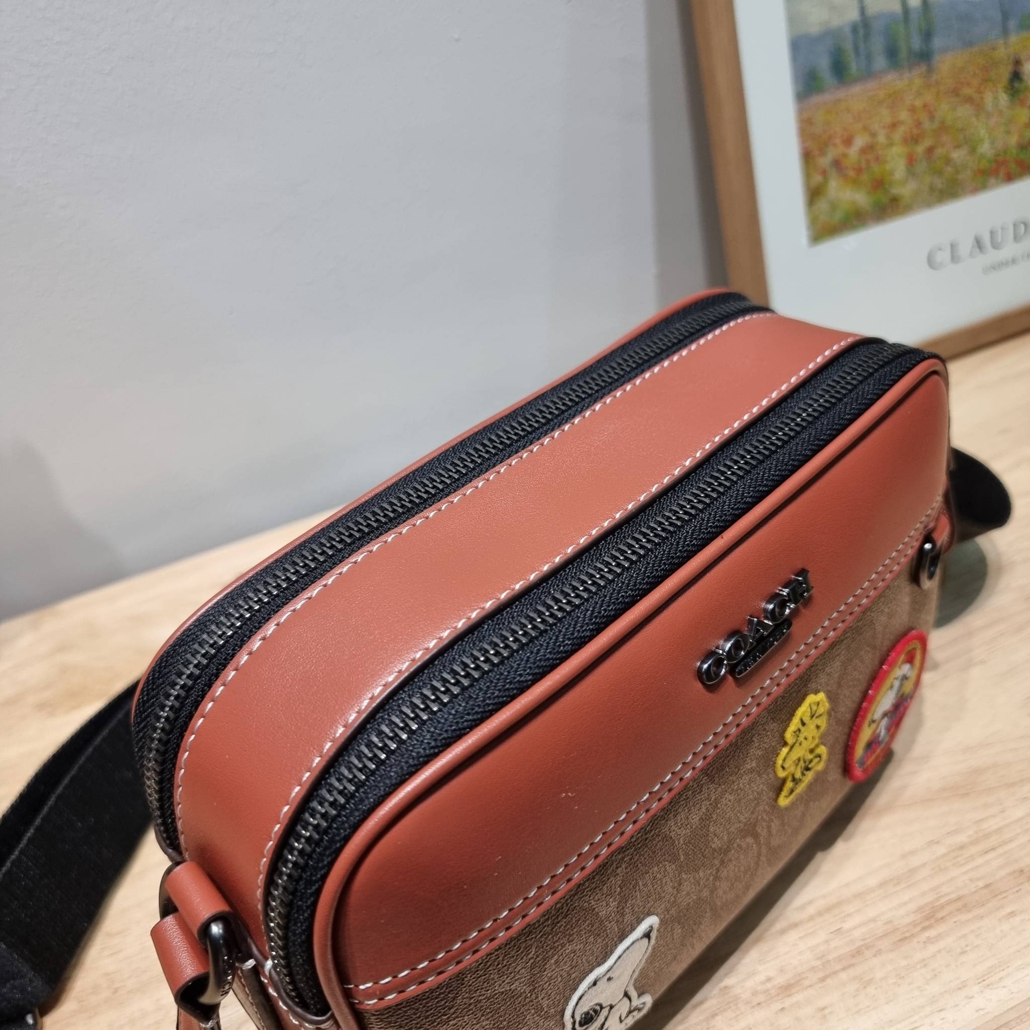Coach X Peanuts Graham Crossbody In Signature Canvas With Patches CE746 กระเป๋าครอสบอดี้ทรงยอดฮิต กับคอลเลคชั่นใหม่ เฉลิมฉลองเทศกาลคริสต์มาส รุ่นนี้สามารถใช้ยูนิเซ็กส์ สาวๆหนุ่มๆได้หมด น่ารักน่าใช้เกิน!! รูปทรงดีไซน์คลาสสิค สีสันโดดเด่นสดใส ใช้งานสะดวก วั