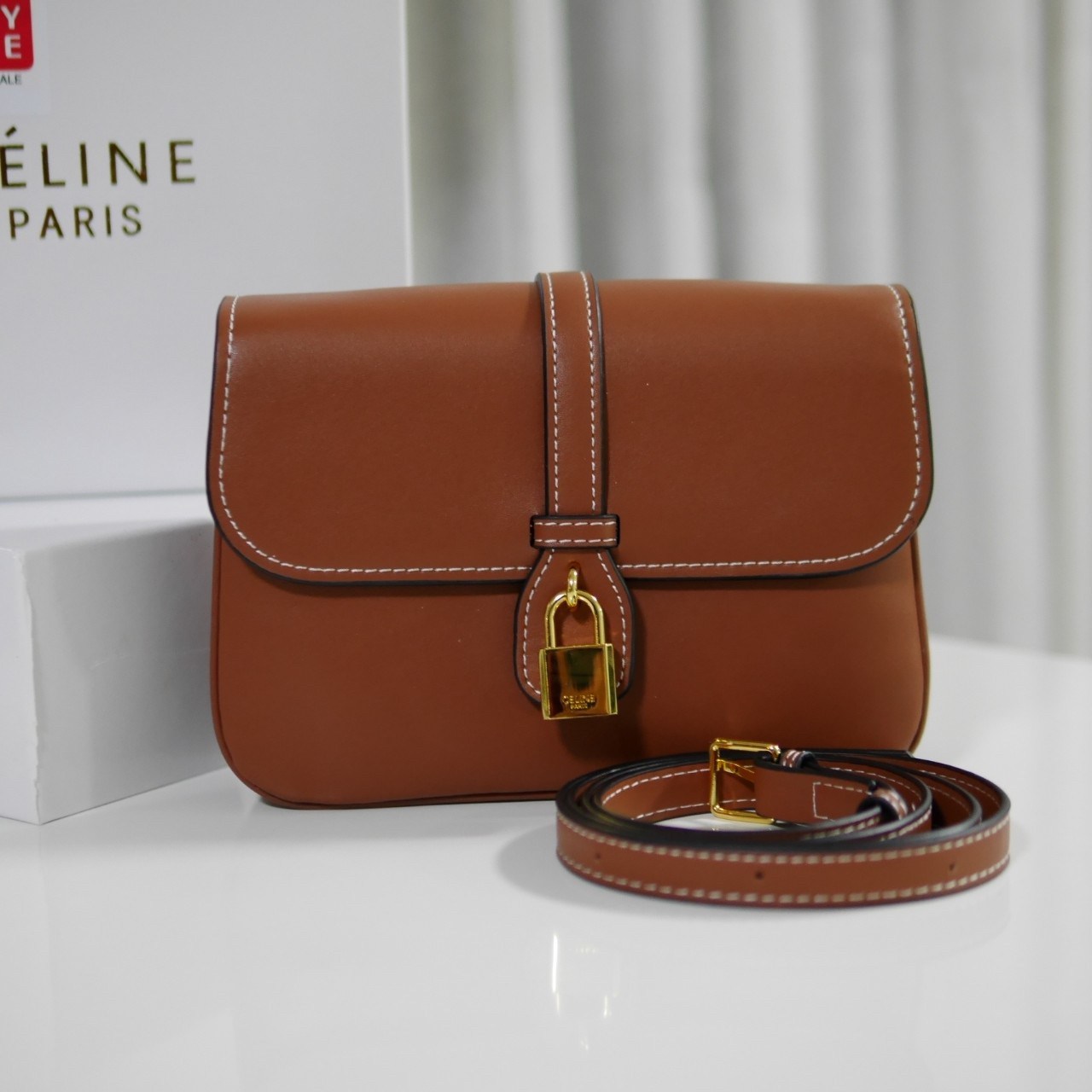 Celine Medium Tabou In Smooth Calfskin พร้อมส่งรุ่นใหม่แล้วค่า กับ CELINE SHOULDER BAG หนังเรียบสวยหรู ปรับดับพวงกุญแจสีทองด้านหน้า ด้านในเปิดด้วยด้วยกระดุม แบ่งช่องใส่ของออกเป็นสัดส่วน พร