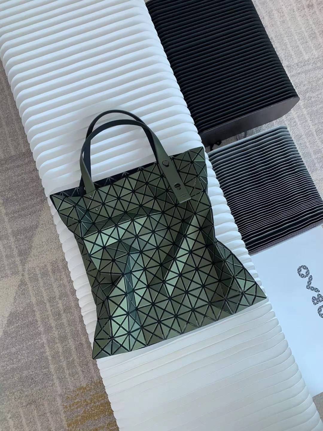 BAOBAO ISSEY MIYAKE 10x10 BLOCK TOTE BAG 39cm กระเป๋าถือทรง shopping โท้ทใบใหญ่ลายตาราง เกรดออริจินอล ภาพสินค้าถ่ายจากงานขายจริง ใช้งานต่างประเทศได้