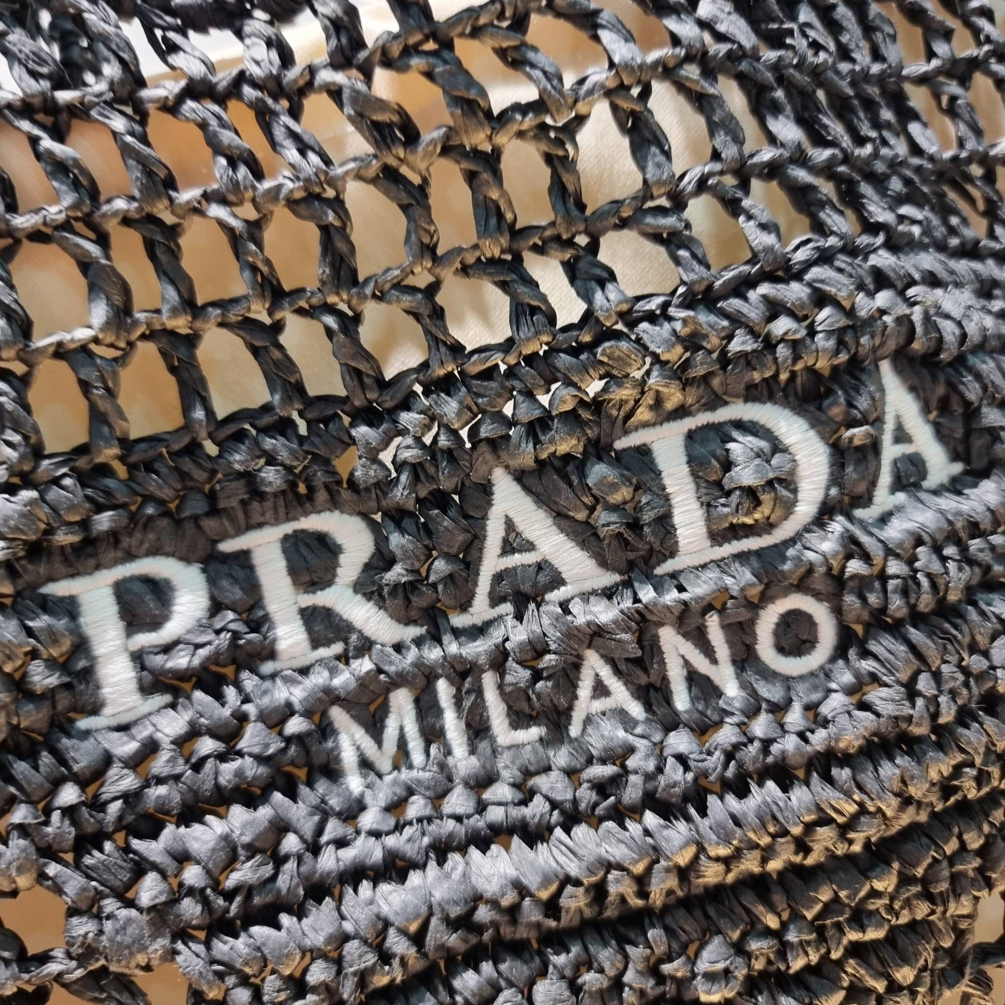 PRADA RAFFIA TOTE BAG สวยไม่ซ้ำใคร สไตล์บีช เหมาะมากกับการสะพายไปเที่ยวทะเล หรือจะใช้ในวันสบายๆก็ตอบโจทย์ กับกระเป๋าสะพายสานใบใหญ่ ตัวกระเป๋าเป็นวัสดุสังเคราห์จากธรรมชาติ