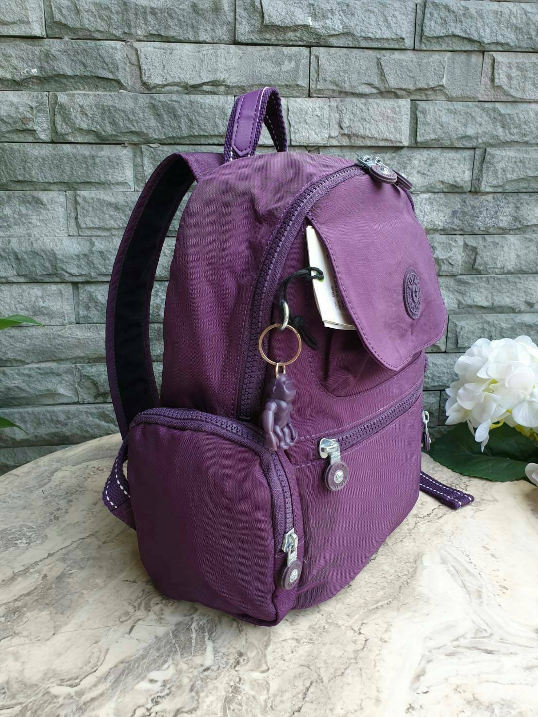 Kipling Matta Small Metallic Backpack รุ่น KI1490 คอลเลคชั่นใหม่ชนช้อป!!กระเป๋าเป้ขนาดกำลังดี วัสดุไนล่อนเคลือบกันน้ำ มีน้ำหนักเบา มีช่องเก็บของหลายช่อง แบ่งเป็นช่องด้านหน้า 2 ช่องและด้านข้างอีก 2 ช่อง ช่องใหญ่ปิดเปิดด้วยซิปคู่ภายในมีช่องซิป ช่องใส่ของจุก