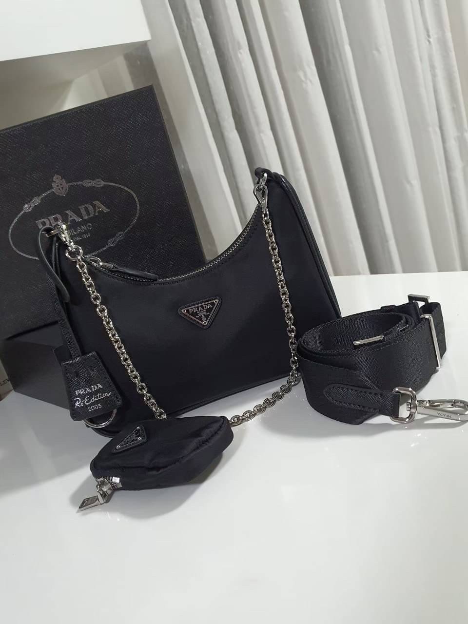 BEST SELLER!! **กำลังมาแรงมากค่ะ กับแบรนด์ PRADA ใบเดียวคุ้มมากค่ะ อุปกรณ์ ครบชุด **ซื้อ1ได้ถึง3ไอเท็ม ทั้งสายยาว และกระเป๋าใส่เหรียญ และป้ายแท็คหนัง อย่างดี **อะไหล่ปั้มแบรนด์แท้ทุกจุด วัสดุทำจากผ้า Nylon อย่างดี กันน้ำได้ อยู่ทรงสวย สามารถใส่กระเป๋าตังค