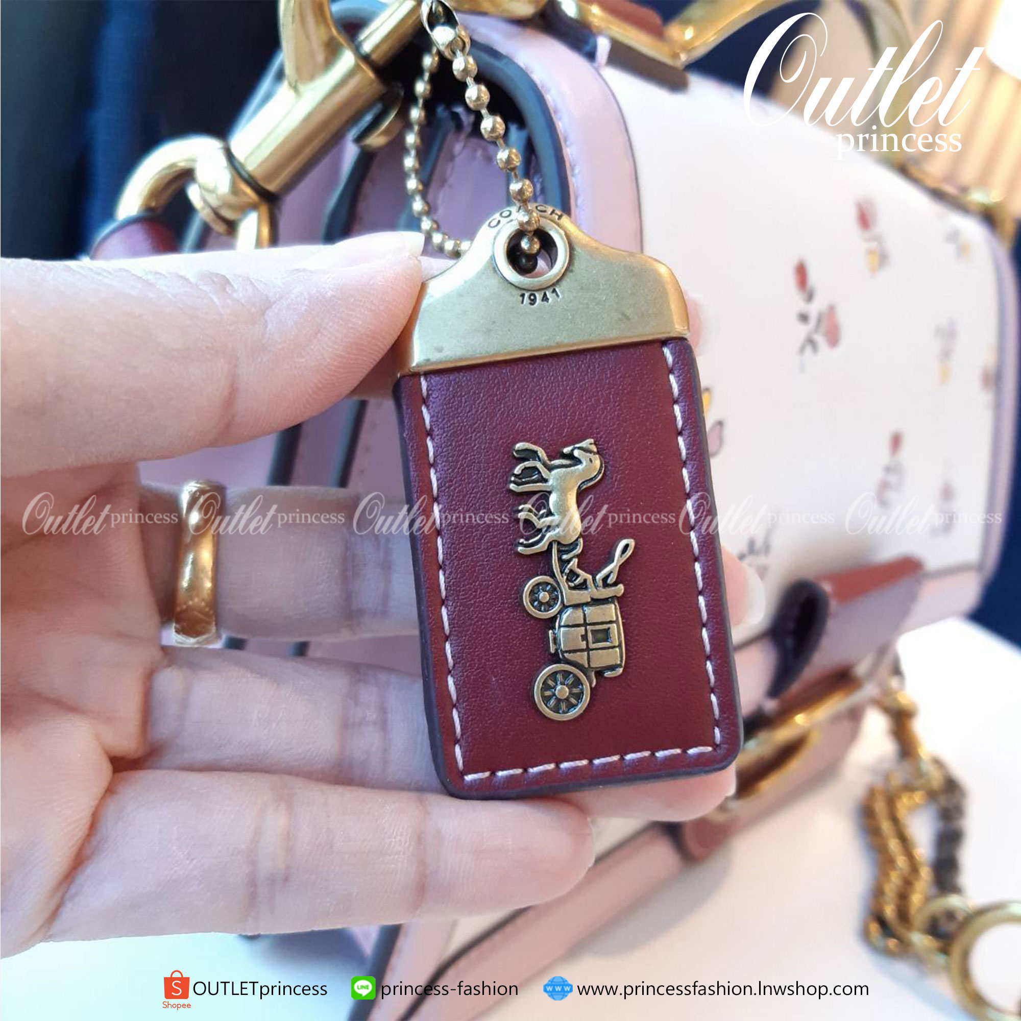 COACH 2508 RILEY TOP HANDLE 22 WITH HEART FLORAL PRINT กระเป๋าสะพายข้างดีไซน์คุณหนู เรียบหรู วัสดุหนัง glovetanned ทนทาน สวยอยู่ทรง เปิด-ปิดด้วยกระดุมแม่เหล็ก ภายในมีช่องแยกให้เยอะ สายสะพายน่ารักน่าใช้ ถอดออกได้ ตอบโจทย์สายหวานแน่นอนค่ารุ่นนี้