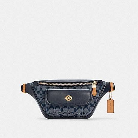OUTLET 】COACH C4035 HERITAGE BELT BAG IN SIGNATURE CHAMBRAY ใหม่ล่าสุด กระเป๋าคาดอกสุดชิคสำหรับหนุ่มๆ เป็นดีไซน์กึ่งสปอร์ตที่ดูหรูมากๆ แพทเทิร์นเป็นที่ใช้งานง่าย วัสดุผ้าแชมเบรย์สลับหนังแท้ ไม่หนาไม่บางจนเกินไป มีช่องด้านหน้า และซิปหลัก ภายในโล่งกว้าง จุข