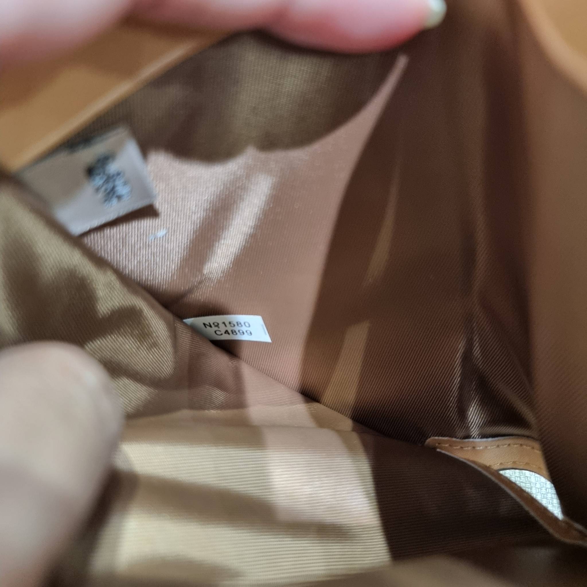 COACH C4899 MEDIUM CORNER ZIP WALLET WITH SNOPPY PRINT น้องใหม่คอลเลคชั่นสุดชิค ดีไซน์ลายพริ้นท์ผองเพื่อนสนูปพี น่ารักน่าใช้ เพิ่มลูกเล่นให้กระเป๋าสตางค์ของคุณไปอีก กับกระเป๋าสตางค์ใบกลาง ขนาดกำลังเหมาะมือ วัสดุหนัง pepble ทนทาน มีช่องใส่บัตรและธนบัตรครบ 