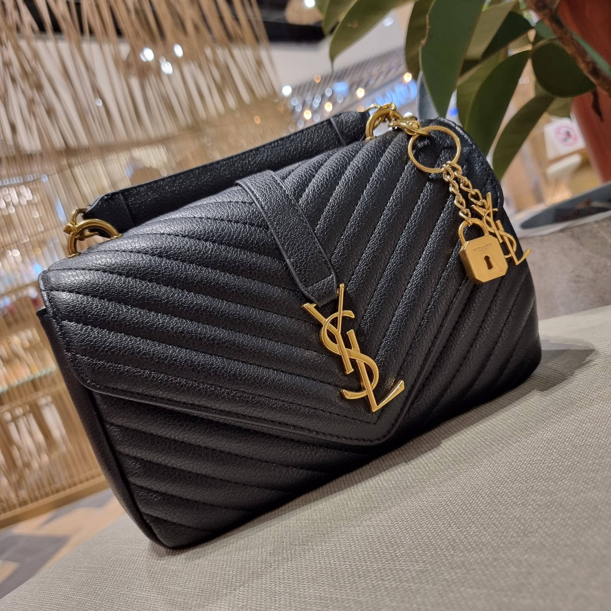 Yves Saint laurent crossbody boutique vip bag กระเป๋าสะพายไหล่ ดีไซน์ทรงสวยหรู พิเศษ แถมฟรี พวงกุญแจห้อยโลโก้ ดูแพงไปหมดจริงๆไอเท็มนี้ วัสดุหนังสังเคราะห์ลายคาร์เวีย เปิด-ปิดด้วยกระดุมแม่เหล็ก ภายในโล่งกว้าง แบ่งสัดส่วนไว้อย่างดี มาพร้อมหูจับในตัว และสายส