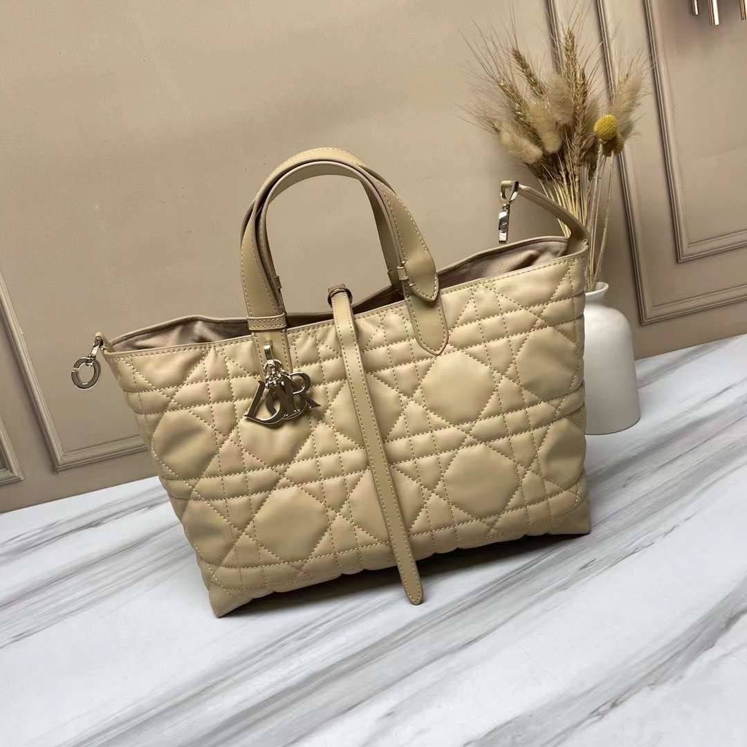 MEDIUM 30cm DIOR TOUJOURS BAG Macrocannage Calfskin / DIOR Tote Bag ออริ 1:1 พร้อมส่ง 5 สี กระเป๋าสะพายทรงโท้ท จุของได้เต็มที่ รูปทรงคลาสสิค หนังสวย หรูหราเกินราคา
