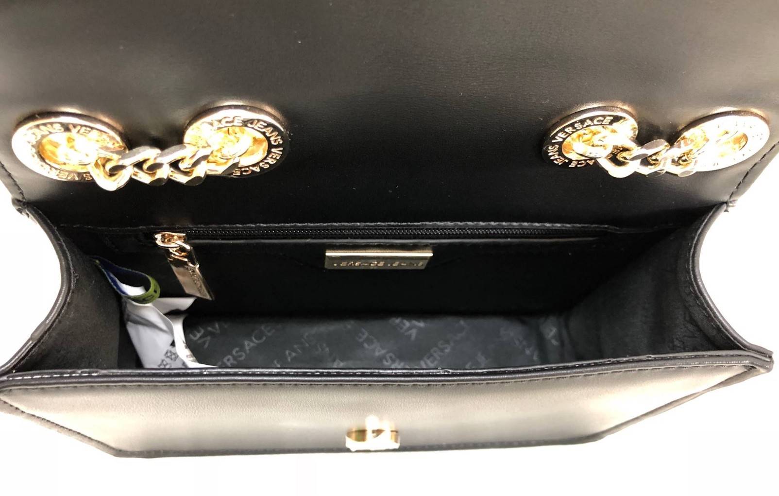 VERSACE JEANS NAPPA CROSSBODY BAG New in! กระเป๋าสะพาย วัสดุหนัง pu. เรียบเนื้อดี ปรับเปลี่ยนรูปแบบการใช้งานได้ถึง 3 แบบ สะพายข้าง, crossbody หรือคล้องไหล่ได้ อะไหล่ทองเหลื่อมๆ ดูวินเทจ เปิดปิดกระเป๋าแบบฝาปิดกระดุมแม่เหล็ก ใส่ wallet สั้น มือถือได้ทุกรุ่น