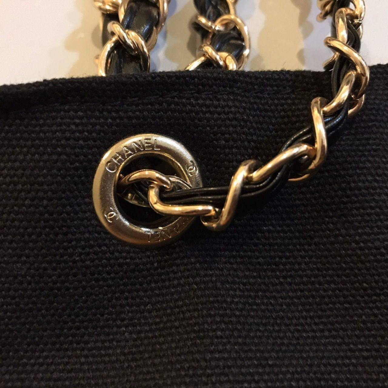 Chanel Shopper's Tote (โซ่สีทอง) สินค้าใหม่จากเค้าเตอร์เครื่องสำอางค์/น้ำหอม กระเป๋าแบรนด์ Chanel VIP Gift Bag ทำจากผ้าแคนวาสหนา บุด้วยผ้าซับอีกชั้น ด้านหน้ามีโลโก้แบรนด์ ตรงอะไหล่ปั้มแบรนด์ทุกจุด ตัวสายทำจากโซ่ เรียบ หรู ดูดี สะพายไปทำงาน ไปเที่ยวก็