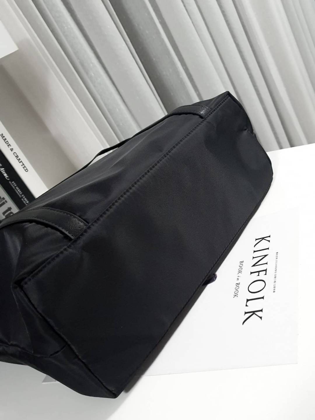 งานใบใหญ่ จากงานพรีเมี่ยมกิ้ฟ จากเคาเตอร์ต่างประเทศคะ แบรนด์ PRADA เป็น กระเป๋าผ้าไนล่อน ตามแบบฉบับของแบรนด์เลย หลงรักเลยคะ สะพายไหล่ได้ ถือก็สวยๆ ใช้แล้วสวยมากๆ มาพร้อมสายสะพายยาว ใส่ของได้เยอะเว่อร์ IPAD สมุด หนังสือ ขวดน้ำ ใส่ได้สบาย คุ้มราคามากคะ ห้าม