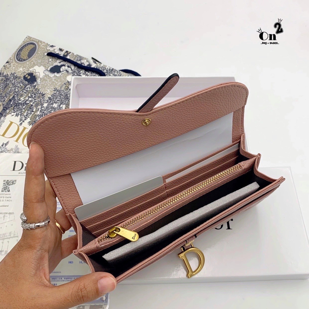 Dior Long Wallet กระเป๋าสตางค์ใบยาว เปิดหน้าทรงเคิร์ป สวยหรู งานหนังนิ่มฟู มาพร้อมอะไหล่สีทองหรูหรา ด้านในมี 3 ช่องใช้งาน งานจริงคือสวยมาก มาให้สาวๆเลือกใช้กัน 3 โทนสี ราคาดีย์มากกน้าาา