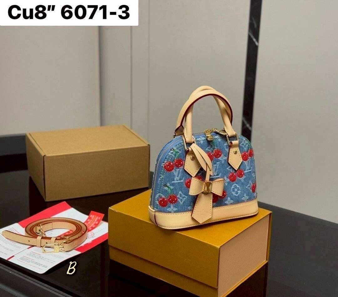 LV x TM Alma BB Monogram cherry denim 20cm กระเป๋าสะพายทรงโดม อัพลุคไฮน์ ขนาดกำลังดี หูจับในตัวใช้งานได้สะดวก โดดเด่นมีชีวิตชีวา ด้วยเดนิมวินเทจปักลายเชอร์รี่สีสันสดใสสะดุดตาสะท้อนสไตล์ไอคอนิก