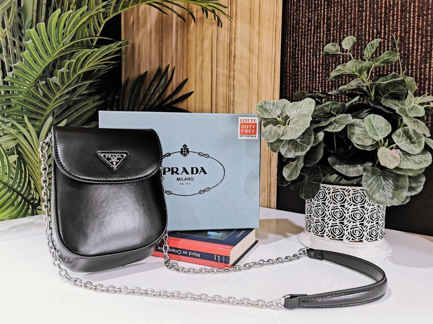 พรีเมี่ยมกิ๊ฟแท้ 100% 】Prada Leather Crossbody Bag Gift With Purchase (GWP) พรีเมี่ยมกิ้ฟรุ่นใหม่ล่าสุดจาก Prada Perfume DutyFree Counter หนังเรียบสวยอยู่ทรงด้านหน้าประดับโลโก้แบรนด์เปิดปิดด้วยฝาปิดกระดุมแม่เหล็ก