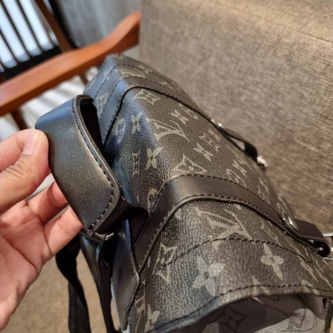 LV Christopher PM Monogram Eclipse Reverse เป้สะพายหลังใบใหญ่ LV MONOGRAM BACKPACK ที่หนุ่มๆตามหากันมากที่สุด LONG WEEKEND กระเป๋าใบใหญ่ต้องมี!! รุ่นสุดฮอต!! ด้วยรูปทรงที่คลาสสิค สไตล์เอกลักษณ์ วัสดุหนังแคนวาส ทนทาน