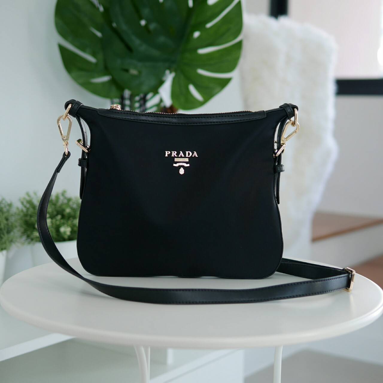 Prada Tessuto Saffiano Nylon and Leather Crossbody Messenger Bag กระเป๋าสะพาย ทรงสวย ดูโดดเด่น จากแบรนด์ Prada แท้ 100% ทำจากวัสดุผ้าไนล่อน เนื้อหนา คุณภาพดี อะไหล่ทอง สวยหรูดูแพง ซับในพิมพ์ลายแบรนด์สวยๆ ตามแบบฉบับแบรนด์ ใส่ IPad, เครื่องสำอางค์, กระเป๋าส