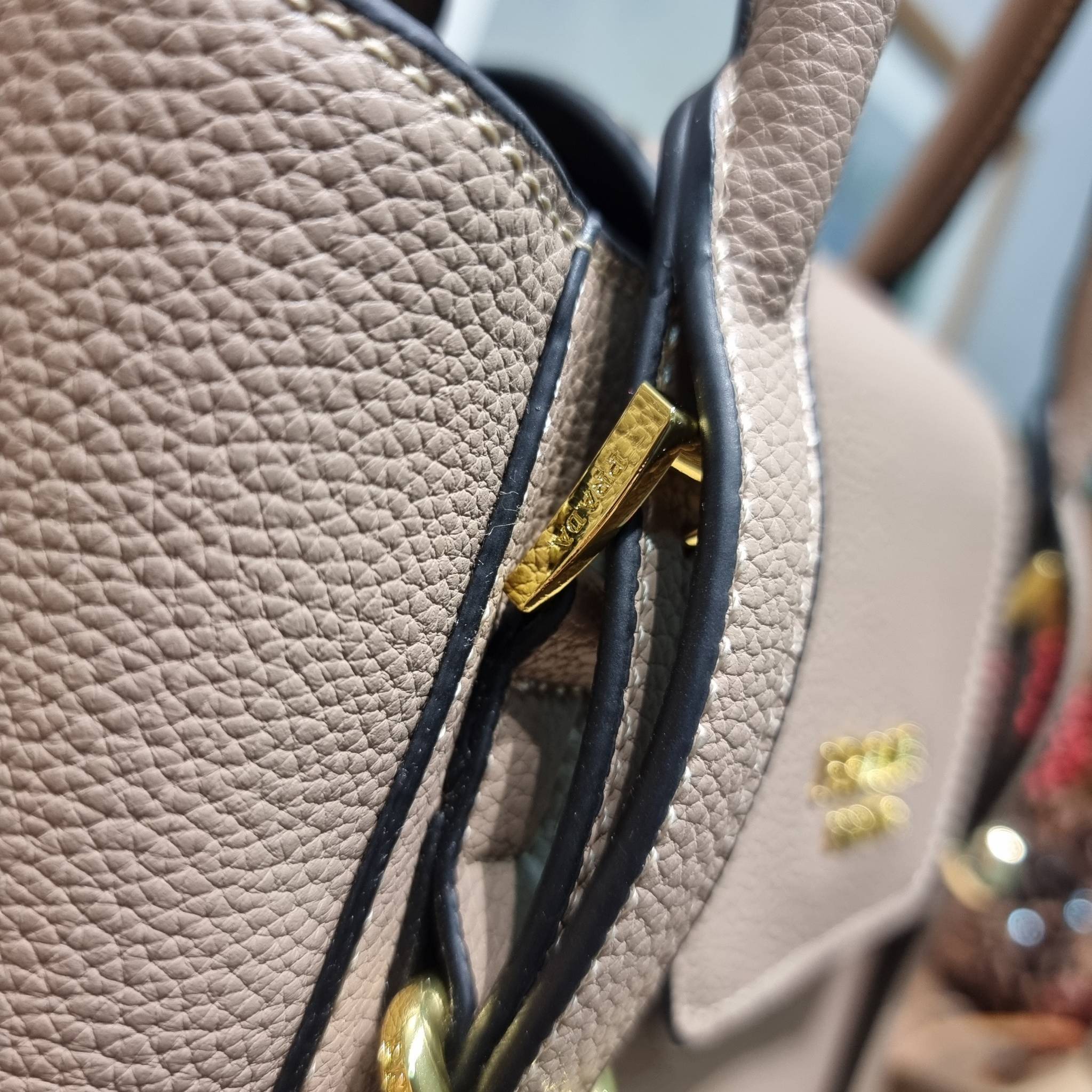 PRADA Saffiano leather bag / Prada leather bag กระเป๋าถือ/สะพายล่าสุด ที่ดีไซน์เรียบหรู สวยคมชัด เต็มไปด้วยดีเทลน่าใช้ สายคล้องไหล่ที่สามารถถอดออกได้