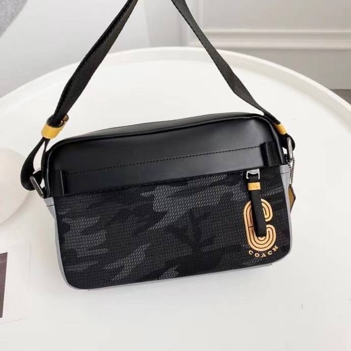 COACH EDGE CROSSBODY IN SIGNATURE CANVAS กระเป๋าสะพายครอสบอดี้ร์ วัสดุหนังแท้ หนังนิ่มอย่างดีค่ะ ด้านหน้ามีช่องซิปซ่อนให้หนึ่งช่อง เปิดปิดช่องหลักแบบซิปคู่ภายในกว้าง ใส่ของได้จุเลยนะคะ มีช่องซิปและช่องเล็กให้อีก2ช่อง;ด้านหลังกระเป๋าเป็นช่องโล่งใส่ของอีกช่