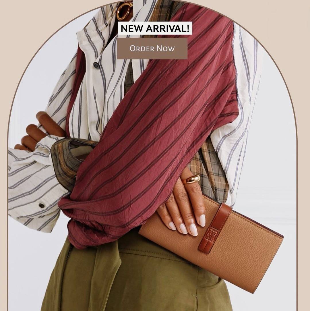 LOEWE LONG WALLET BAG VIP วัสดุหนังแท้เทคเจอร์สวยอยู่ทรงปั้มโลโก้แบรนด์ด้านหน้าเปิดปิดด้วยกระดุม ภายในมีช่องใส่ธนบัตรหลายช่อง ช่องหลักสามารถใส่มือถือได้ มีช่องซิปใส่เหรียญ ช่องใส่ธนบัตรใส่แบงก์พันได้ สวยน่าใช้ พร้อมส่งที่ไทยสุดคุ้มห้ามพลาด!