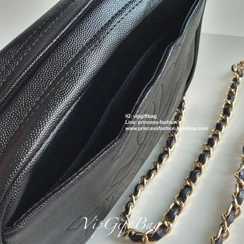 CHANEL VIP GIFT BAG รุ่น CHAIN CROSSBODY กระเป๋าของสมนาคุณ จากพรีเมี่ยมกิ้ฟแบรนด์ดังอย่าง CHANEL วัสดุหนังสังเคราะห์ ลายคาเวียร์สุดหรูเต็มใบ #เล่นแสงสวยมาก ด้านในเปิดปิดด้วยซิปCC อะไหล่ทอง มีช่องซิปแยกอีกหนึ่งช่อง สามารถใส่กระเป๋าสตางค์ใบยาว ของจุกจิกได้ส