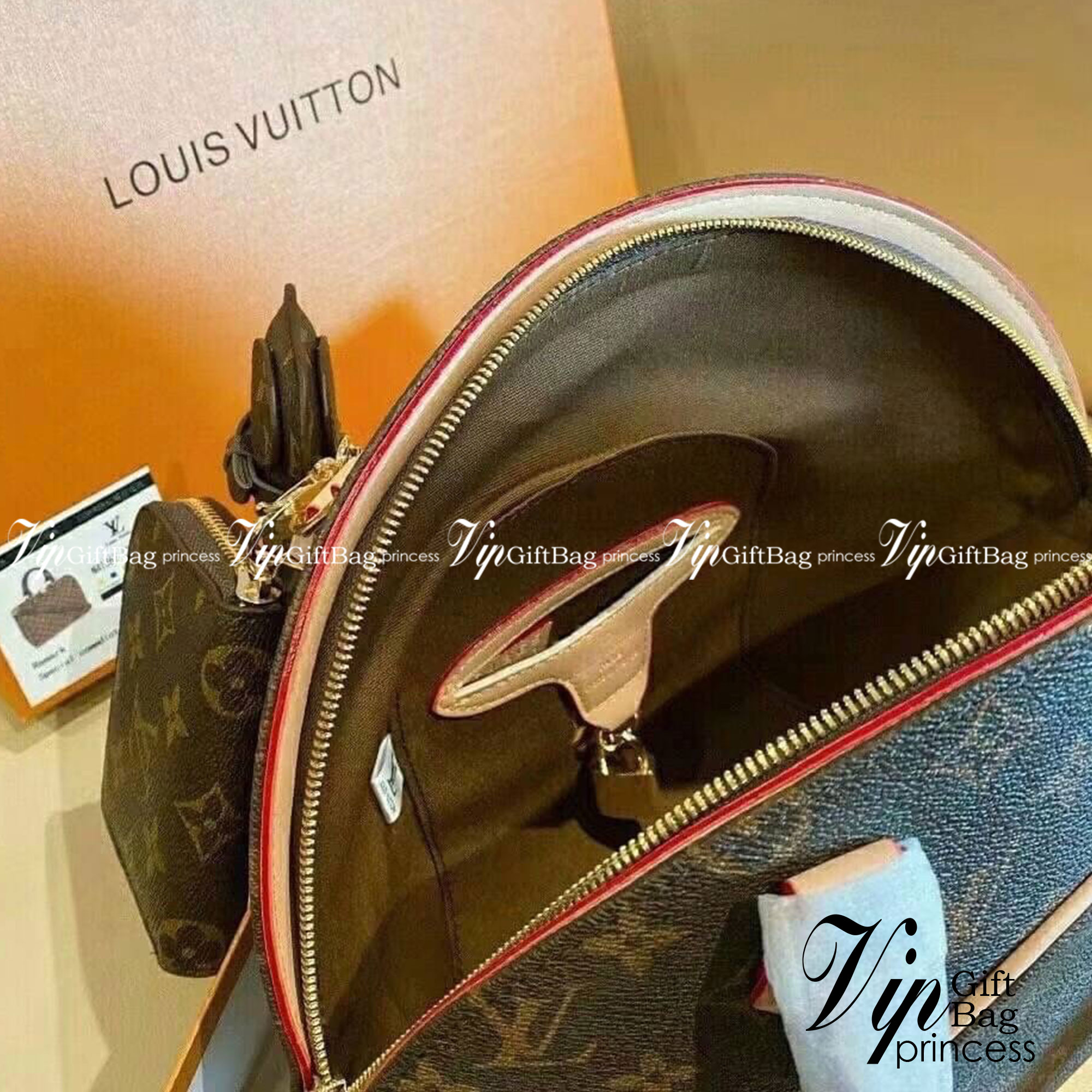LV Ellipse PM Monogram Canvas Handbag กระเป๋าสะพายทรงหรูหรา มีสไตล์ รูปทรงโค้งแต่งขอบหนัง เป็นเอกลักษณ์ลงตัวสมบูรณ์แบบ ใบจริงสวยมากกกก ได้สวยก่อนใคร ต้องจัดแล้วจ้า พร้อมส่งที่นี่ ที่เดียว!! **พิเศษ แถมกระเป๋าสตางค์ใบเล็ก และตัวห้อยน้องหมา คุ้มสุดๆ เลยค่า