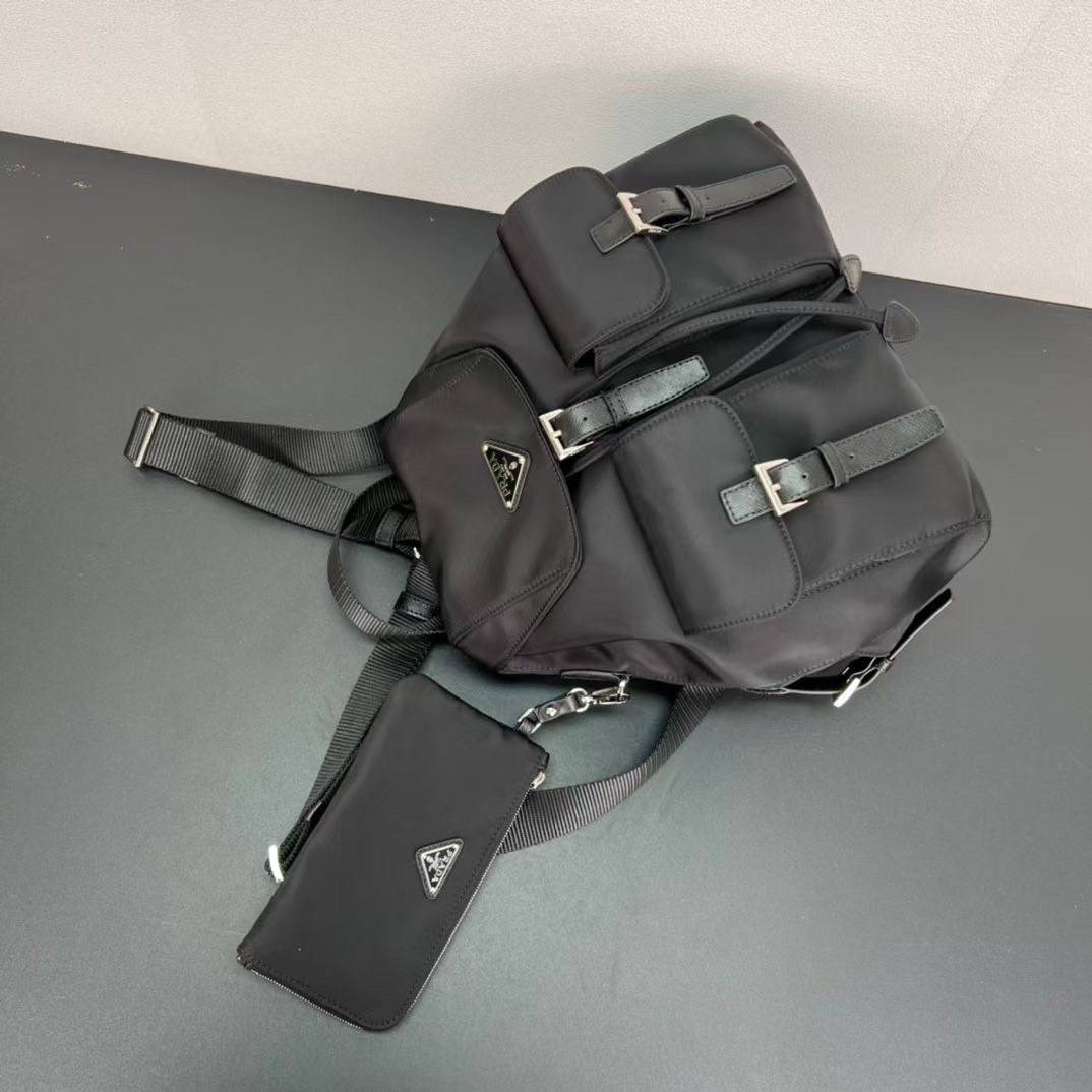 หนังแท้ | Prada Small Re-Nylon backpack กระเป๋าเป้สะพายหลังไนลอน สัมผัสความหรูหราคลาสสิก ดีไซน์เรียบง่ายทันสมัย พร้อมใบลูก สะดวกใช้งาน