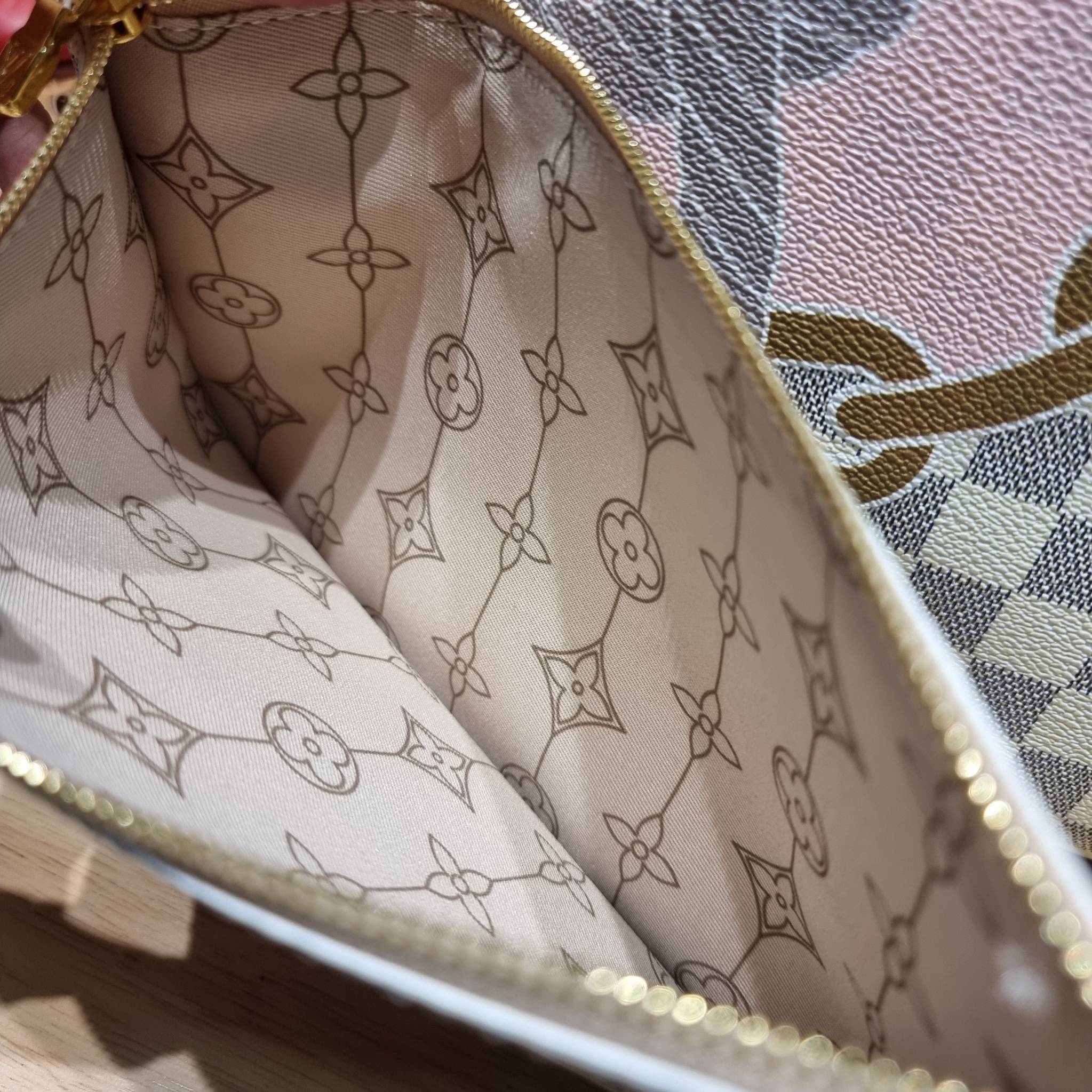 LV Neverfull MM Damier Azur คอลเล็คชั่น Spring Nautical / LV 2IN1 TOTE SET WITH NAUTICAL PRINT ดีไซน์ใหม่ต้อนรับฤดูร้อน กับกระเป๋าสะพายไหล่ใบใหญ่ทรง tote มาพร้อมใบลูก คลาสสิคที่สุด เป็นอีกรุ่นที่มีคนใช้เยอะมากๆ โทนสีละมุน