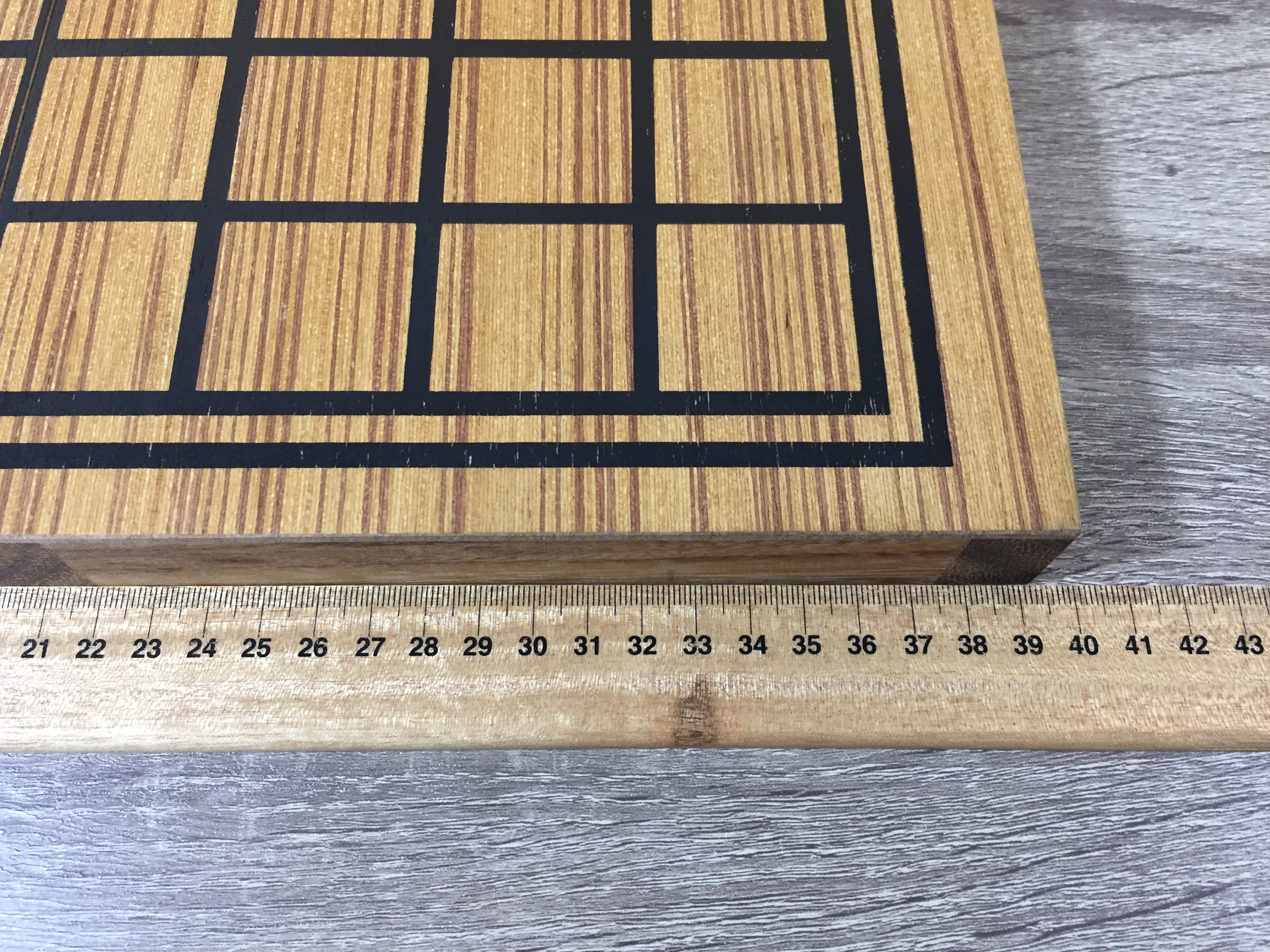 ชุดหมากรุกไทยพลาสติกสีดำและสีขาวพร้อมกระดานไม้