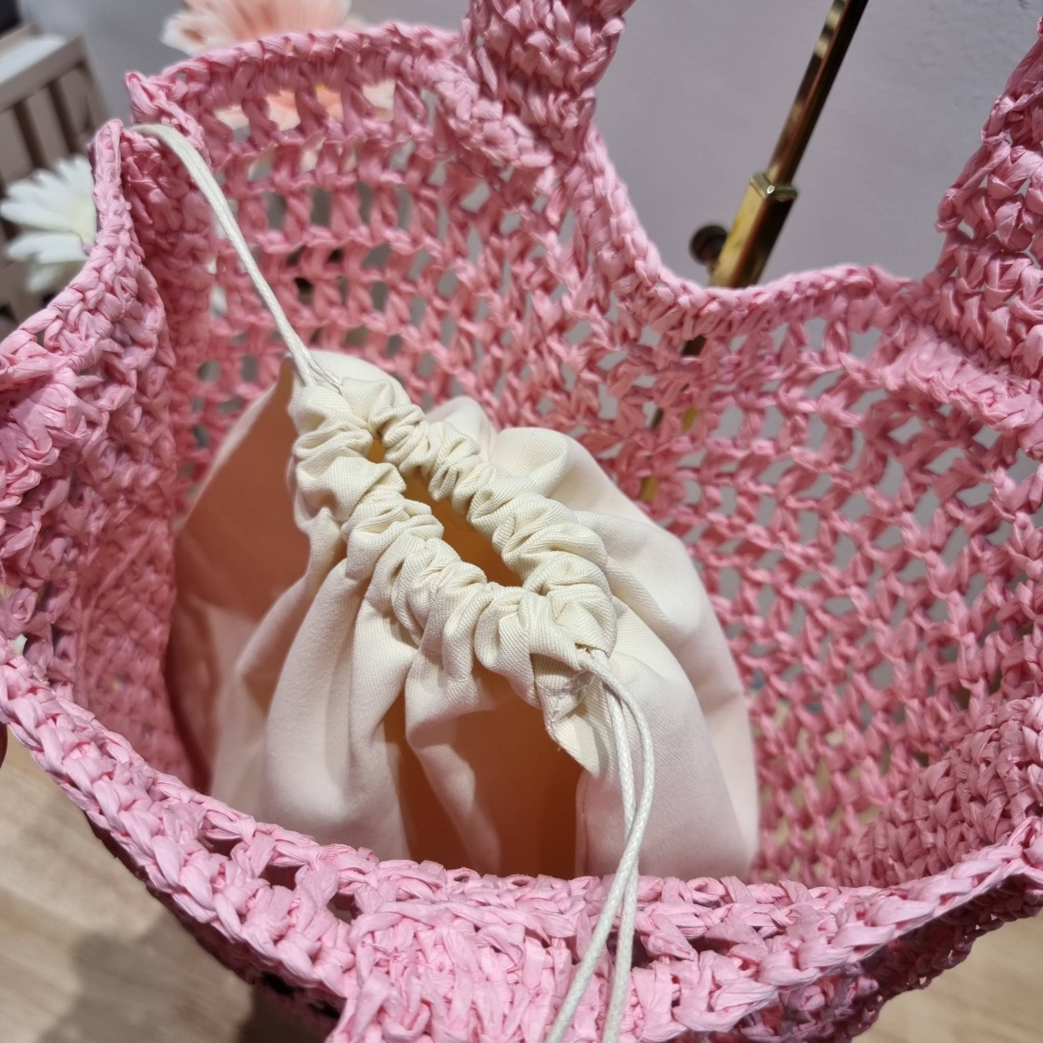 PRADA RAFFIA TOTE BAG สวยไม่ซ้ำใคร สไตล์บีช เหมาะมากกับการสะพายไปเที่ยวทะเล หรือจะใช้ในวันสบายๆก็ตอบโจทย์ กับกระเป๋าสะพายสานใบใหญ่ ตัวกระเป๋าเป็นวัสดุสังเคราห์จากธรรมชาติ