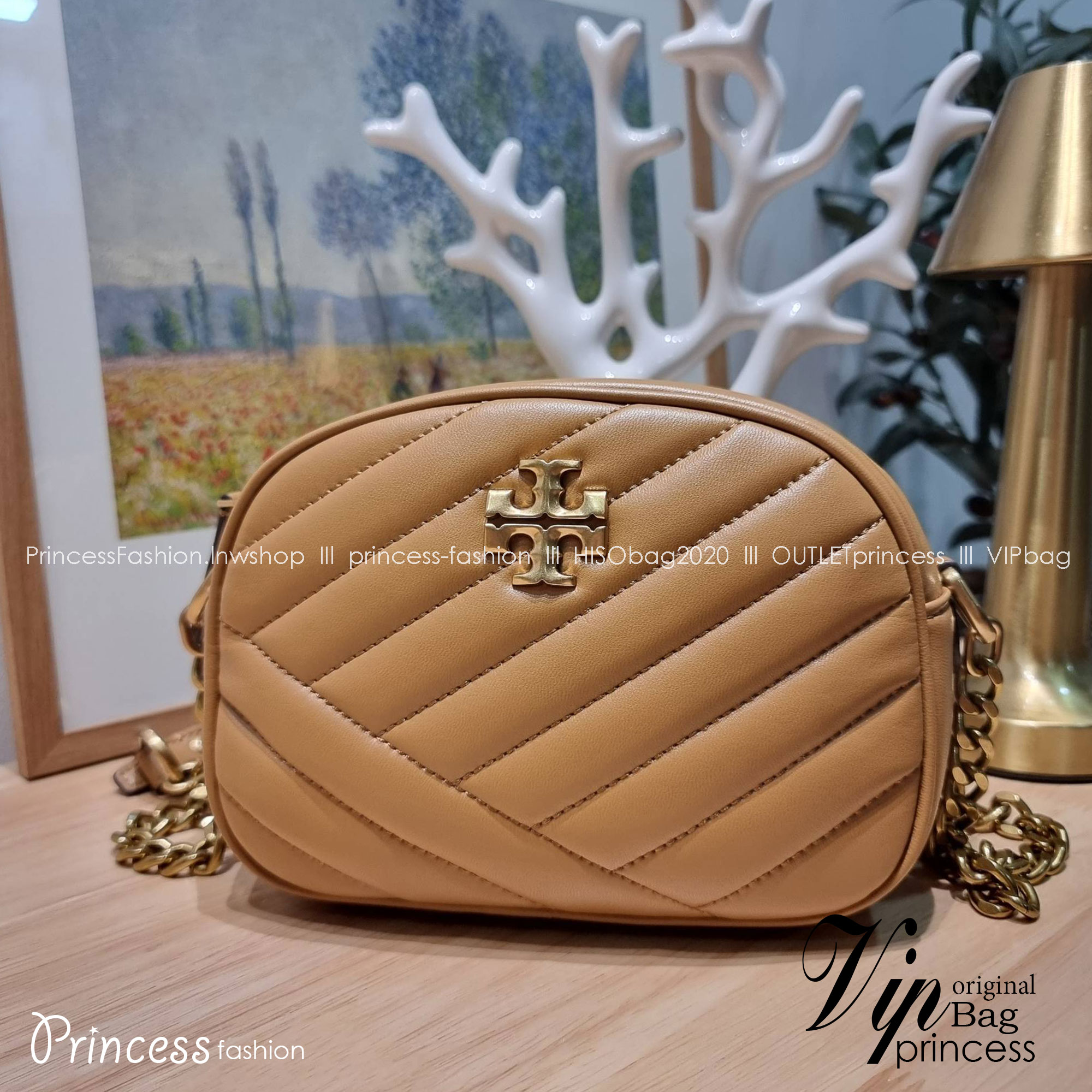 TORY BURCH KIRA CHEVRON SMALL CAMERA BAG / TORY CAMERA BAG / TORY BAG พร้อมส่ง 4 สี กระเป๋าสะพายทรงกล้อง ขนาดกะทัดรัด ไซส์สะพายคล่องตัว ดูหรู ลูกคุณหนู
