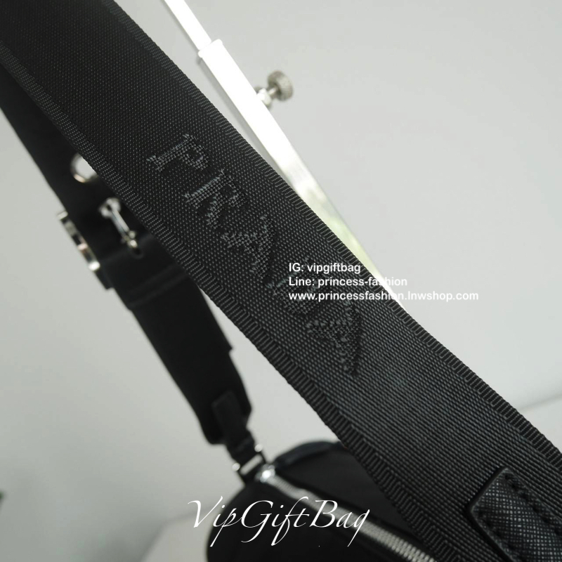 New Arrival Prada Handbag New Collection 2019 วัสดุทำจากผ้า Nylon กันน้ำได้คะ เปิดปิดด้วยซิป อะไหล่เงินทั้งใบ ด้านข้างประดับด้วยโลโก้แบรนด์ เห็นใบเล็กๆ จุของได้เยอะมากคะ กระเป๋าตังค์ยาว เครื่องสำอางค์ เหลือๆ คะ ด้านในบุผ้าลายแบรนด์ มีช่องซิป และ โลโก้แบรน