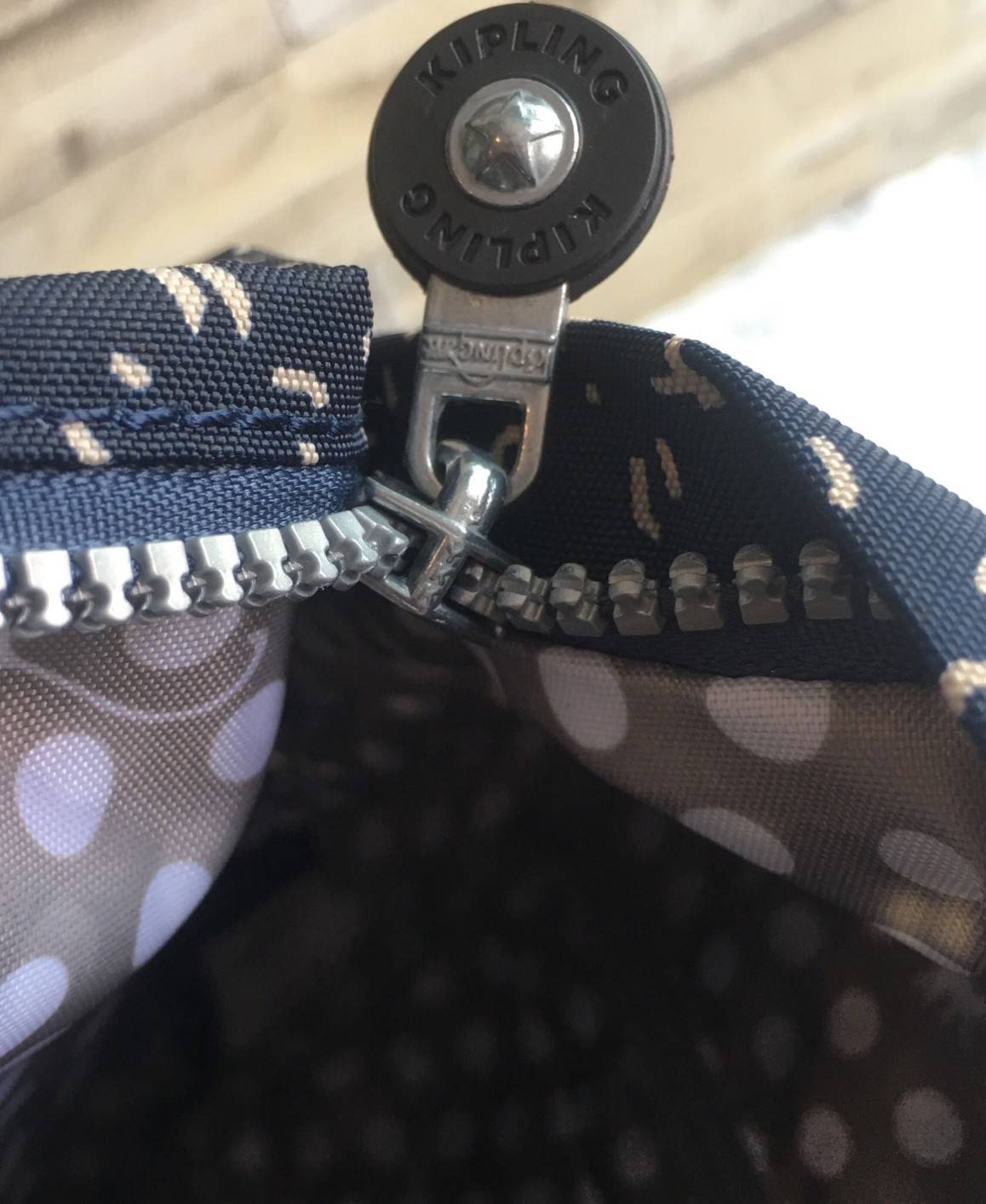 KIPLING BACKPACK K502 กระเป๋าเป้สะพายใบใหญ่ จุของได้เยอะมากๆ วัสดุ nylon + polyestor% กันน้ำ ด้านหน้ามี ช่องใส่ของจุกจิก ช่องซ้ายขวา ช่องหลักเปิดปิดด้วยซิป ภายในแบ่งเป็นสัดส่วย มีช่องแยกใส่ Laptop ใบขี้ขะได้เยอะ จะใช้ไปเรียน ไปนิมหรือท่องเที่ยวก็ตอยโจทย์ค