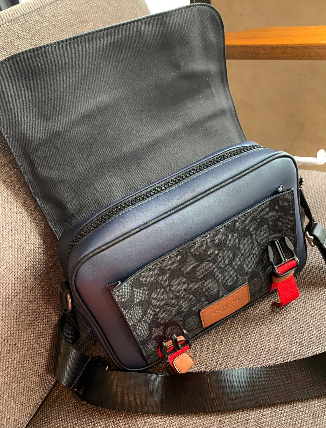 ไม่มีถือว่าพลาดมากๆ สำหรับรุ่นนี้ ใหม่เอี๋ยมเลยค่าา😘 COACH TRACK CROSSBODY IN COLORBLOCK ((4141//4021)) พร้อมส่งที่ไทย ใหม่ล่าสุดค่ะ! กระเป๋าสะพายครอสบอดี้ร์หรือสะพายข้าง หนังแท้ชั้นดีที่สุด หนังนิ่มสวยมากๆค่ะ ด้านหน้าเย็บป้ายหนังโลโก้แบรนด์ เปิดป