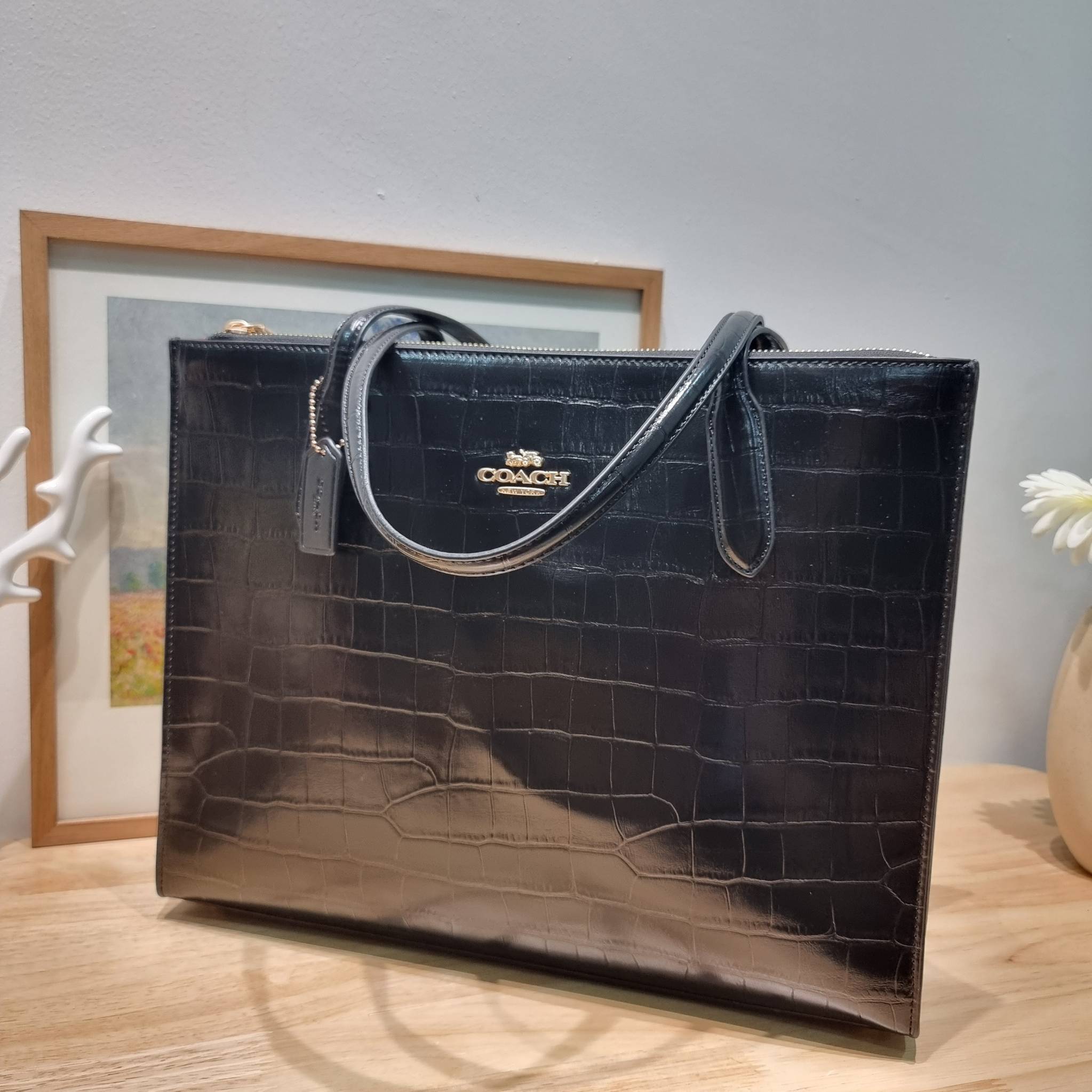 COACH NINA CARRYALL CL654 / COACH Nina Tote Bag พร้อมส่ง 2 สี กระเป๋าโท้ทสะพายไหล่ ใบใหญ่ คอลเลคชั่นใหม่ ตอบโจทย์คนที่ชอบใส่ของเยอะๆได้อย่างดี ดีไซน์รูปทรงคลาสสิค เรียบหรู