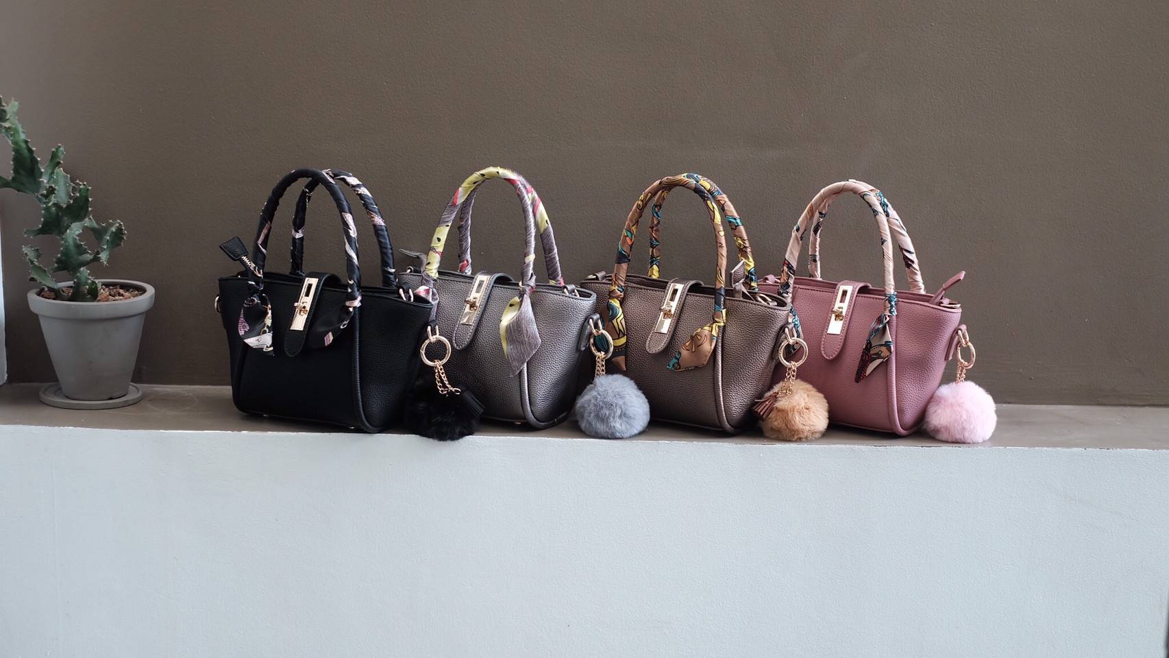 กระเป๋าทรงน่ารักๆ รับ Summer นี้เลยค่า KEEP ‘ Basket ‘ Handbag > ทรงน่ารัก (ราคานี้แถม ปอมๆ และผ้าพันหูกระเป๋าให้ 2 ผืน เข้า Set ) > มีใบเล็กด้านใน ให้อีก 1 ใบ สามารถเอาออกมาใช้สะพายได้ ( เหมือนซื้อ1ได้2 ) >น้ำหนักเบา ใบเล็กกะทัดรัด เหมาะกับ Summ